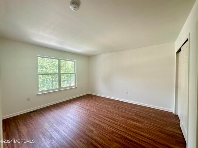 Building Photo - 39 Meadow Ln