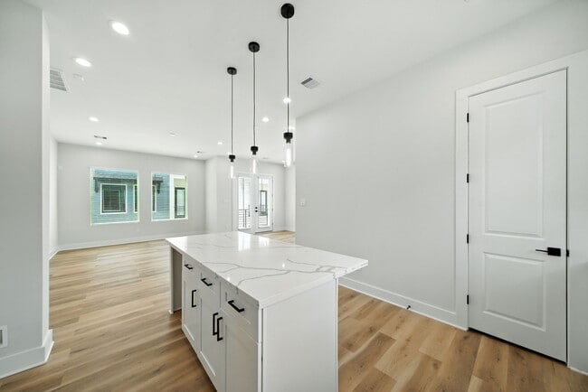 Building Photo - 2304 Hoskins Dr