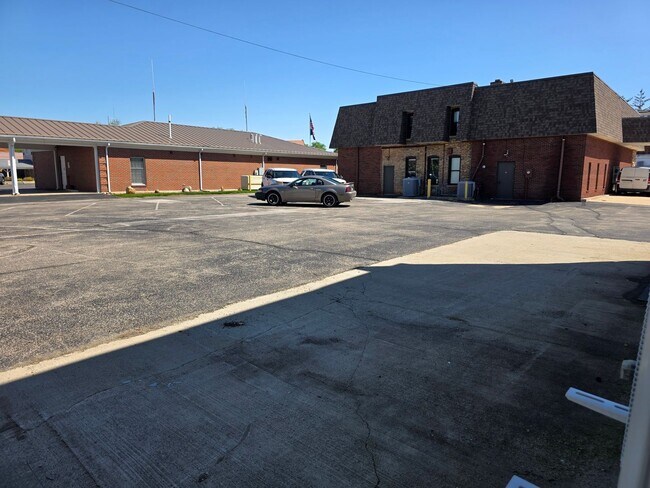 Building Photo - 105 W Emeline St