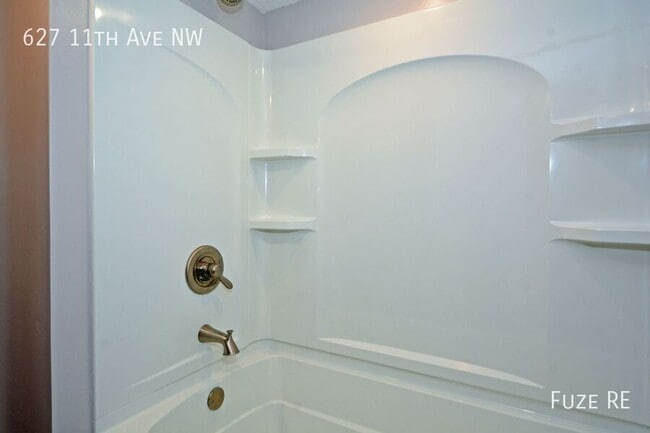 Building Photo - 627 11th Ave NW