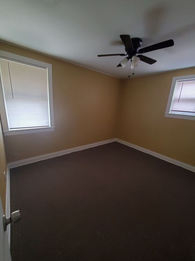 Building Photo - 3 Bedroom with open living room/kitchen/dining area, all on one floor including laundry!
