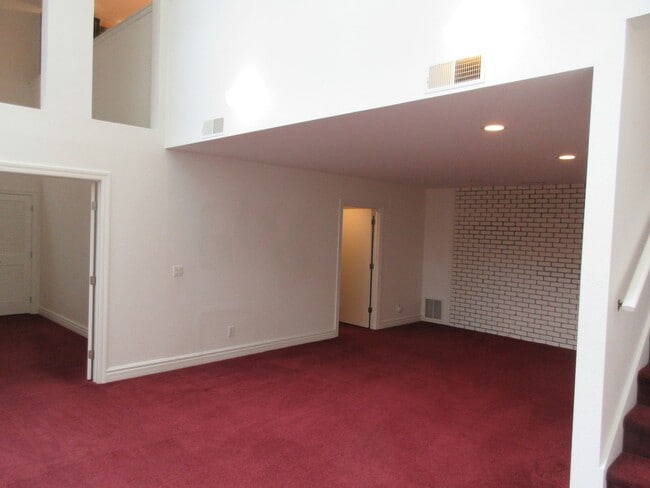 Building Photo - Beautiful Three Bedroom in the Hills of South Salem