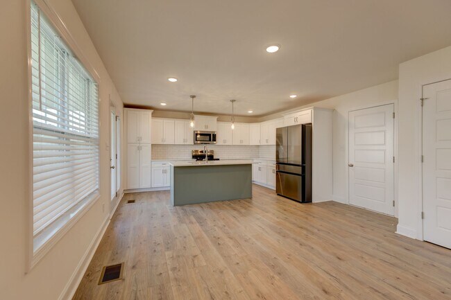 Building Photo - 1385 Harmon Ln