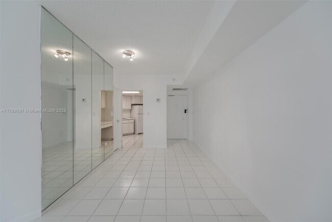 Building Photo - 801 Brickell Bay Dr