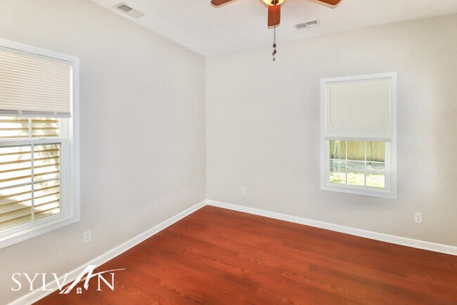 Building Photo - The living is easy in this 3 bedroom, 1.5 ...