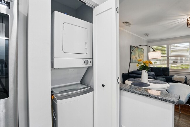 Building Photo - Fully FURNISHED Home, UTILITES included, C...