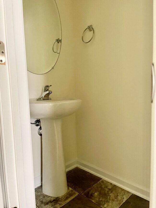 Building Photo - Available Now – Spacious 4BR Home on 1.5 Acres in Rural Hall!