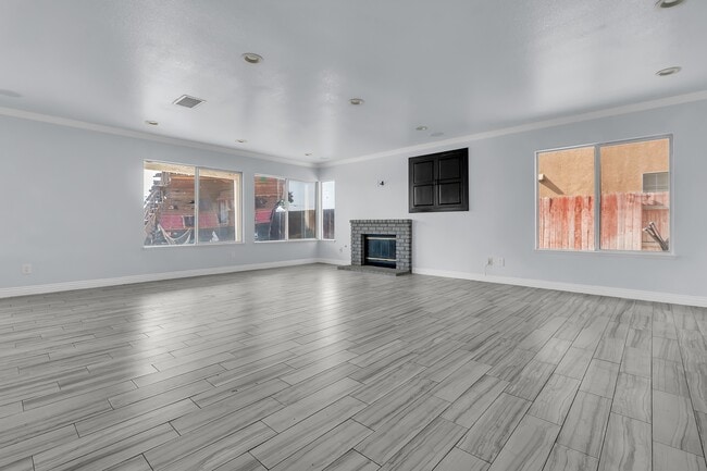 Building Photo - 952 E Cottonwood St