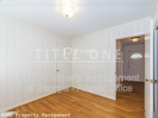 Building Photo - 2435 Woodacres Rd NE
