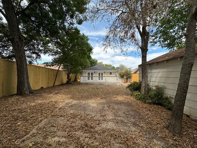 Building Photo - 1126 Pioneer Dr
