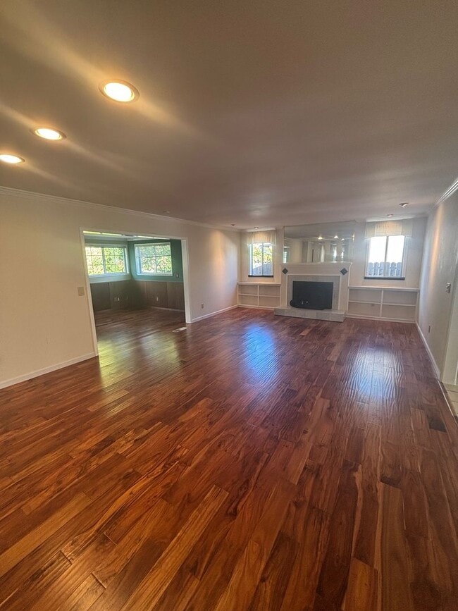 Building Photo - 3 Bedroom 2 Bathroom Single Family home in...