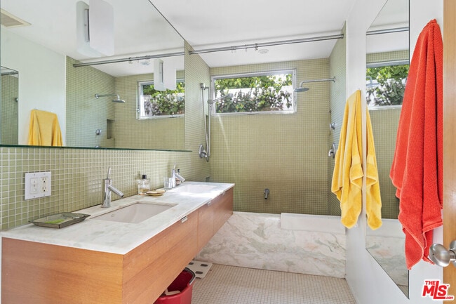 Building Photo - 648 Palms Blvd