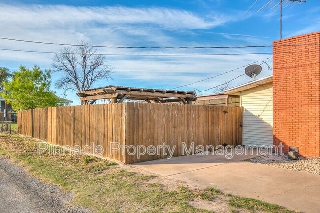 Building Photo - 1510 Loop Dr