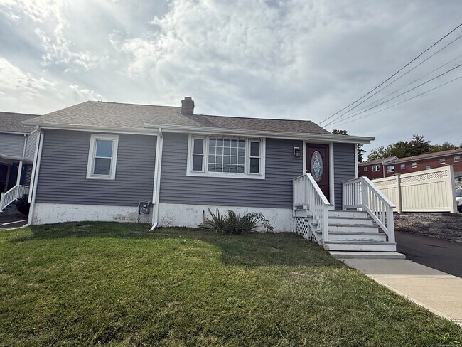Building Photo - 317 Strawberry Hill Ave