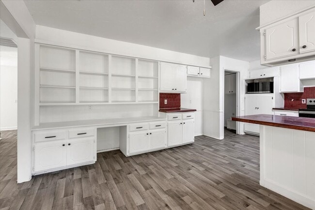 Building Photo - 9710 N Oak Cliff Dr