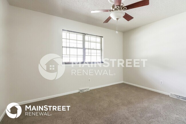 Building Photo - 404 SW Redwood Dr