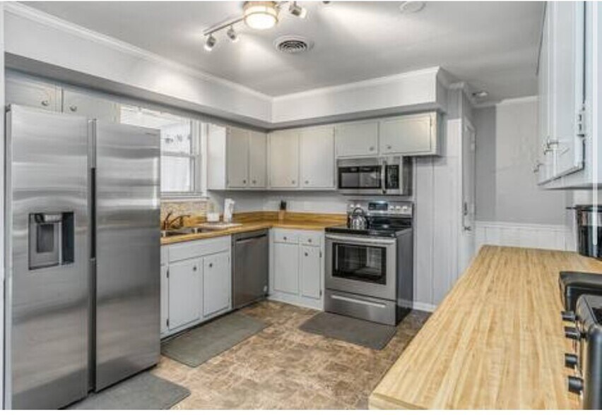 Building Photo - 4013 Plantation Dr