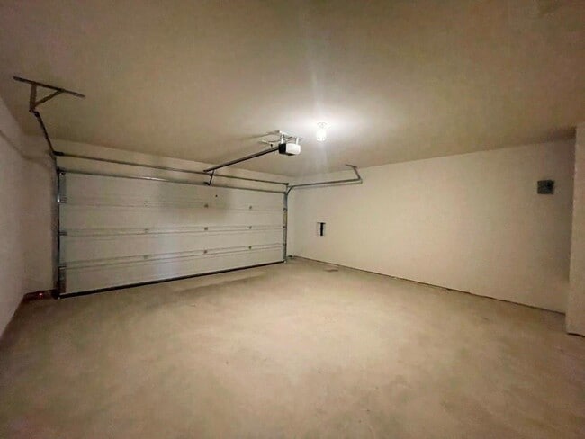 Building Photo - 305 Cres Park Dr