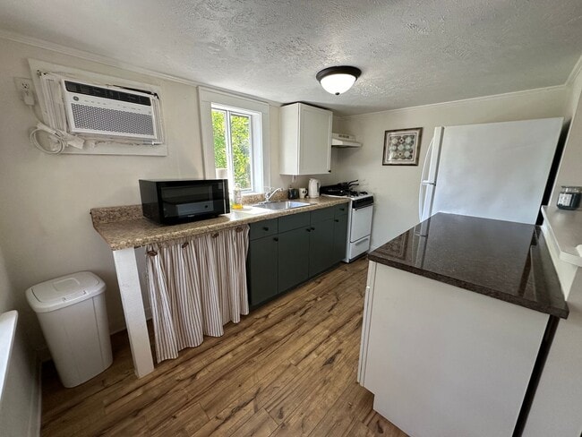 Building Photo - Furnished Studio Available in Pigeon Point