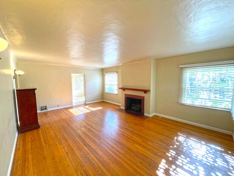 Building Photo - 1700 Don Carlos Ave