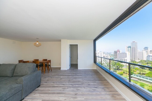 Building Photo - Canterbury Place - Fully renovated with hi...
