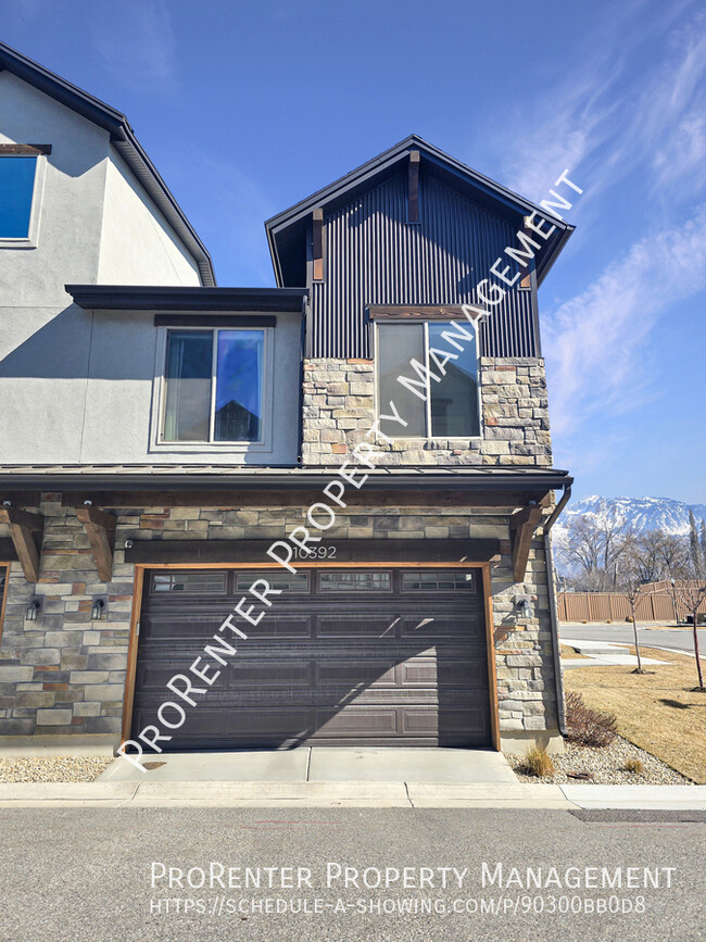 Building Photo - Modern 3 Bed, 2.5 Bath Sandy Townhome