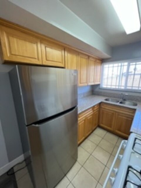 Building Photo - 1336 N Kenmore Ave