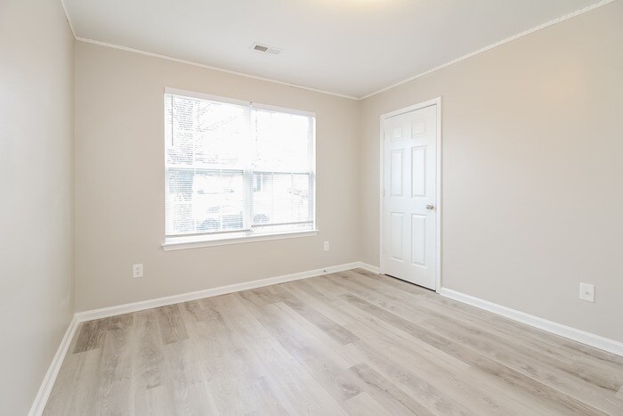 Building Photo - 200 Crescent Creek Ct