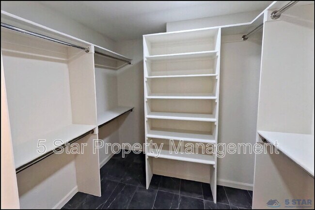 Building Photo - 529 Castlerock Ln