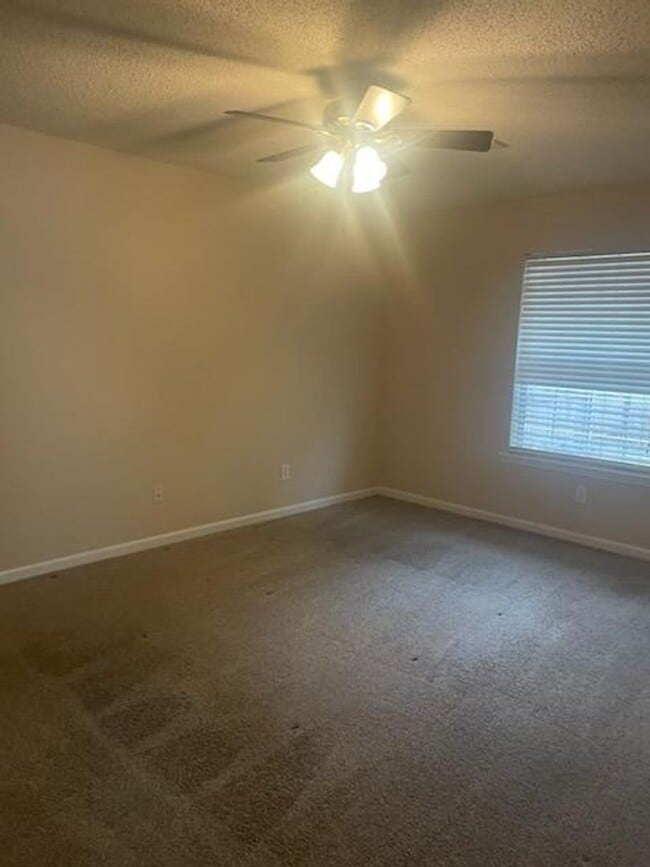 Building Photo - West Augusta Townhome Close to Medical, Shopping, and Dining