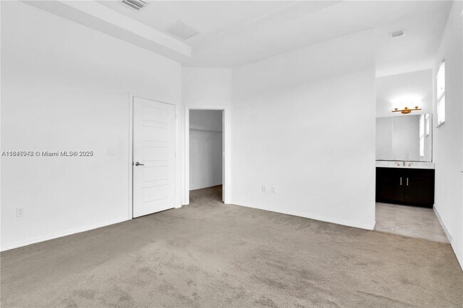 Building Photo - 673 NE 191st St