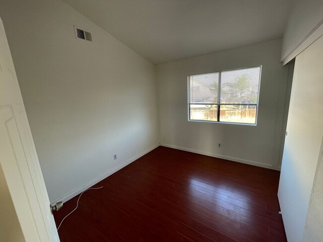 Building Photo - LARGE 4 BEDROOM HOME IN MORENO VALLEY FOR ...