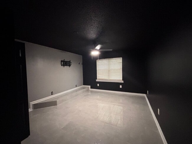 Building Photo - This is a must see!