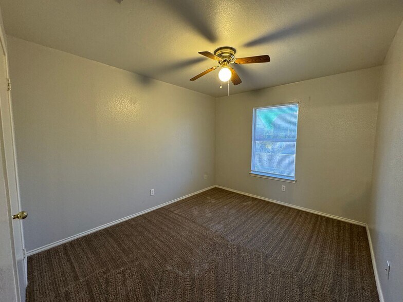 Building Photo - 1605 Benttree Dr