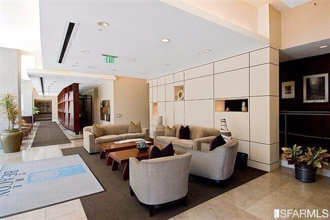 Building Photo - 2 BD 1.5BA Condo with Views! Location! Pen...