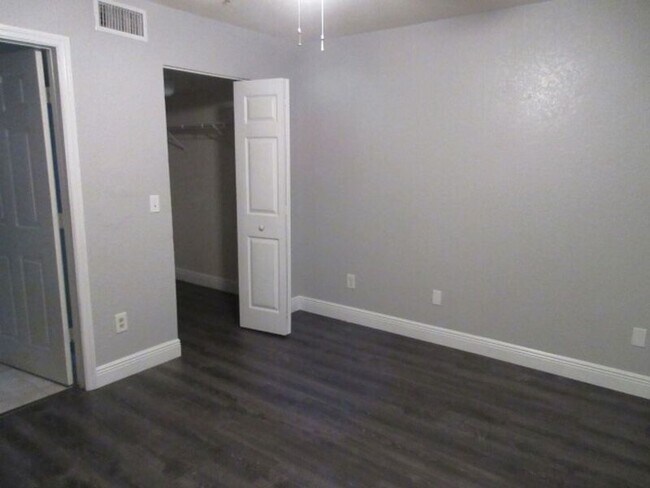 Building Photo - 831 Camargo Way