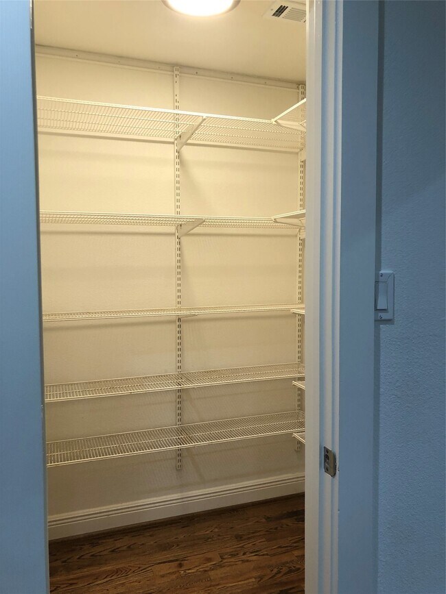 Building Photo - 1346 Chantilly Ln