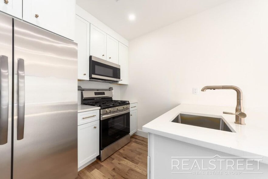 Building Photo - Brand New 3 Bed 2 Bath in Bed Stuy Townhouse!