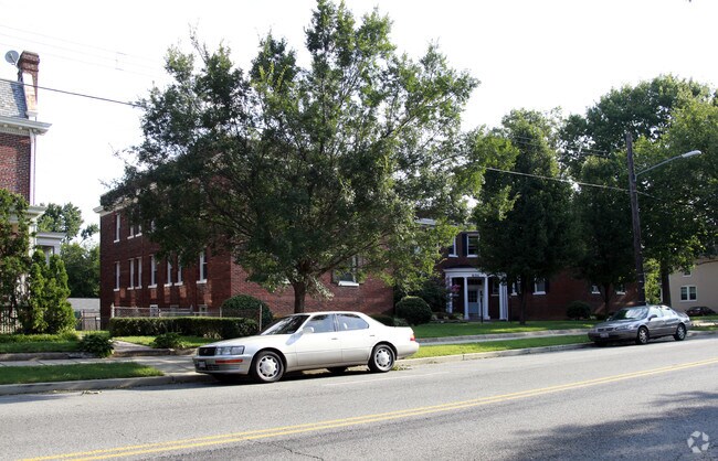 Primary Photo - 801 Butternut St NW
