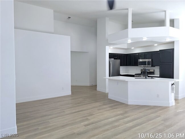 Building Photo - 201 Crown Imperial St
