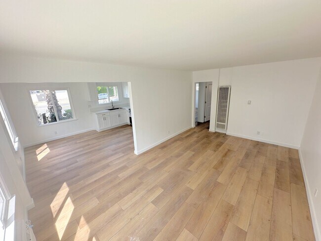 Building Photo - 2bd/1ba in Sherman Oaks w/ parking, washer/dryer in unit!