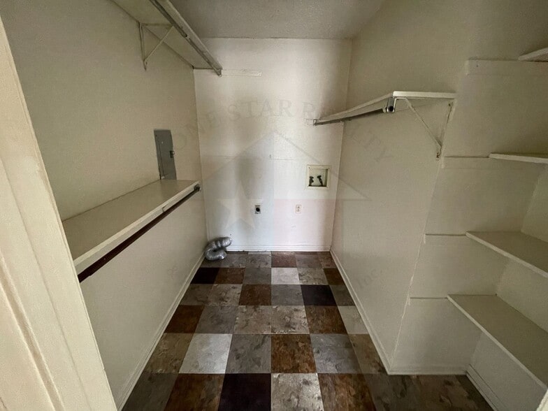 Building Photo - 4306 Lake Rd