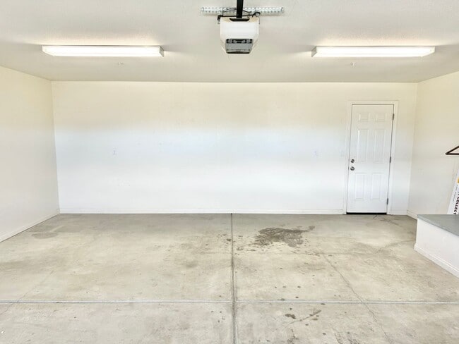 Building Photo - Huge 3 bed 2 bath Home In Storey Park Neig...