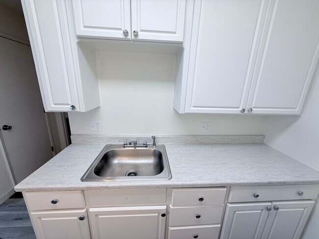 Building Photo - Pet friendly 1 bed apartment in South Lake Tahoe