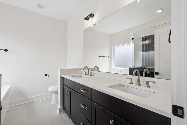 Building Photo - "Chic Nashville Townhouse: 3 Beds, 3 Baths, with Granite Elegance & Cozy Fireplace!"