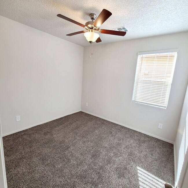 Building Photo - MOVE IN SPECIAL! 3 bed 2 bath home in Huning Ranch