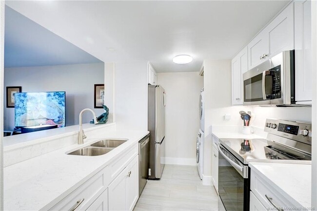 Building Photo - 331 Golfview Cir