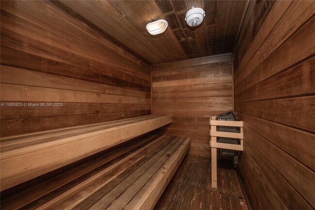 Building Photo - 2030 S Ocean Dr