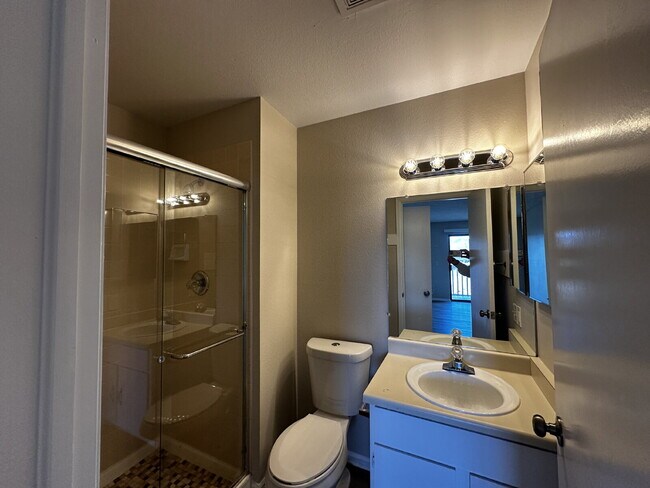 Building Photo - Beautiful Top Floor Condo with Great Views!