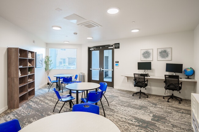 Business Center - Serra Apartments